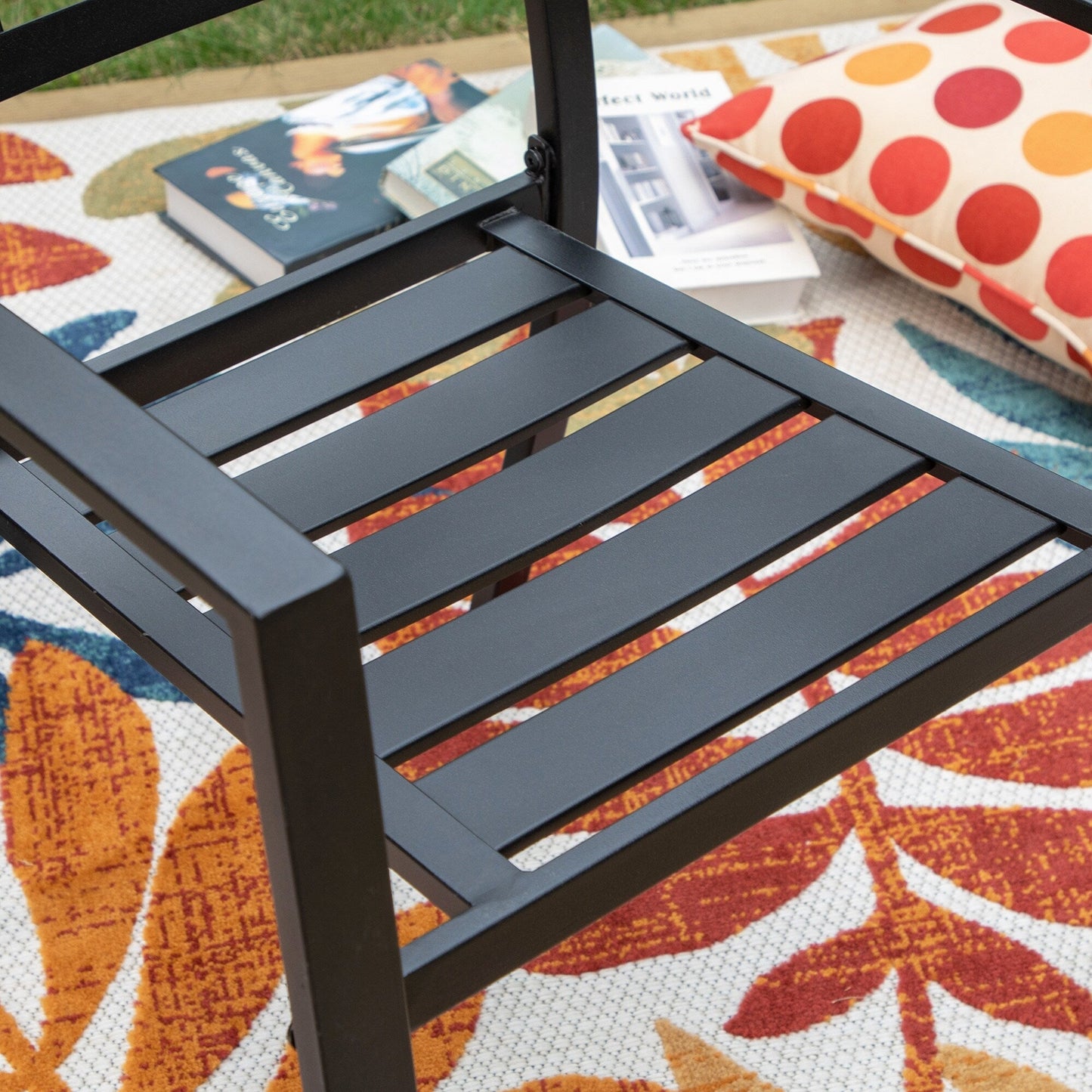 Set da pranzo per patio con rivestimento E da 5 pezzi e sedie impilabili