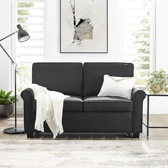 Divano a due posti in lino con braccioli arrotolati, materasso in memory foam e gambe in plastica per soggiorno.