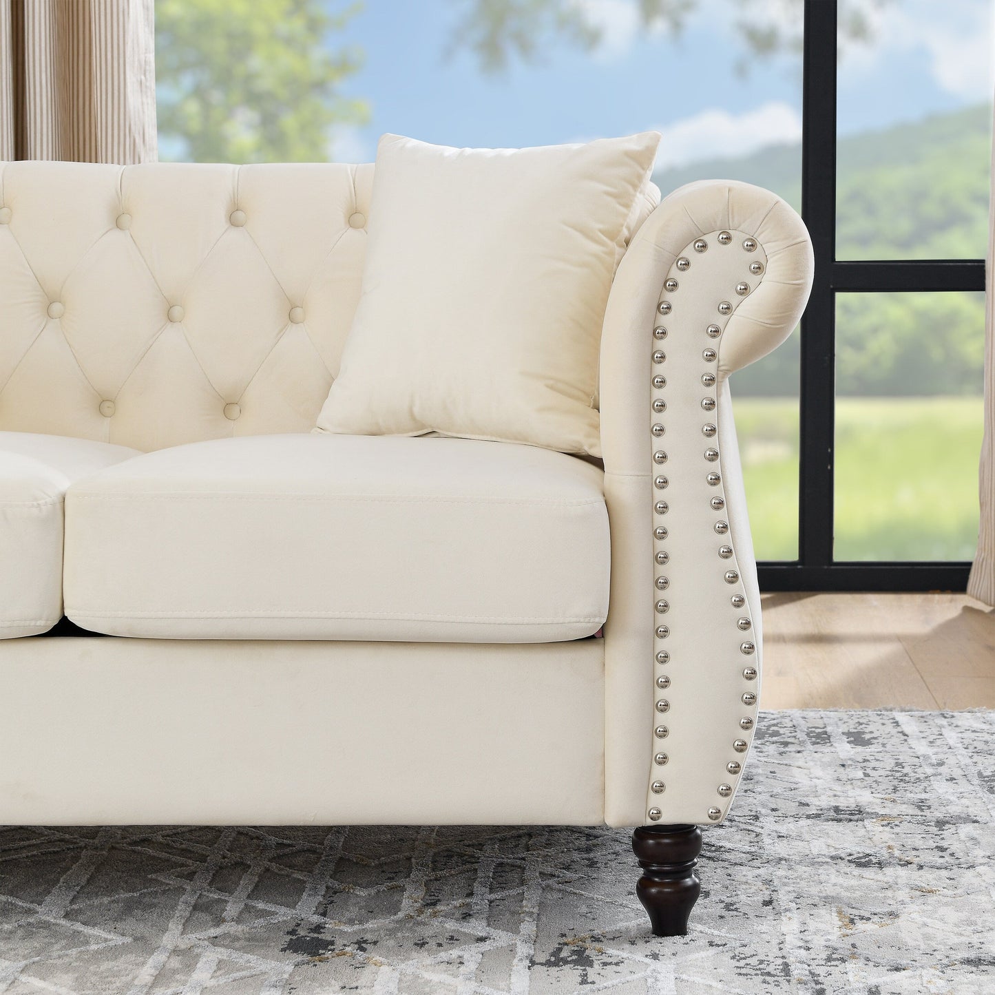 Divano Chesterfield in velluto 58.8 a 2 posti con braccioli arrotolati, finiture con borchie e 2 cuscini
