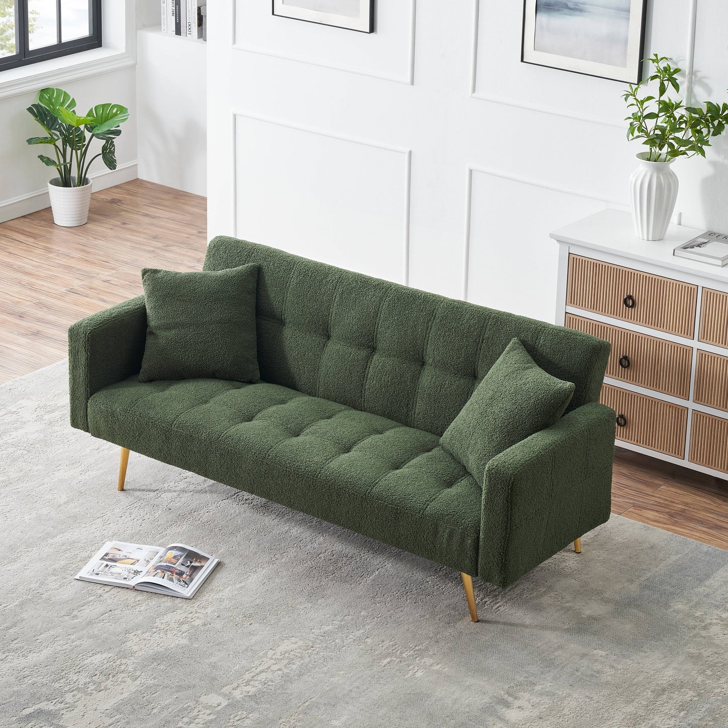 71.7 - Divano letto in pile Teddy, accompagnato da due graziosi cuscini decorativi