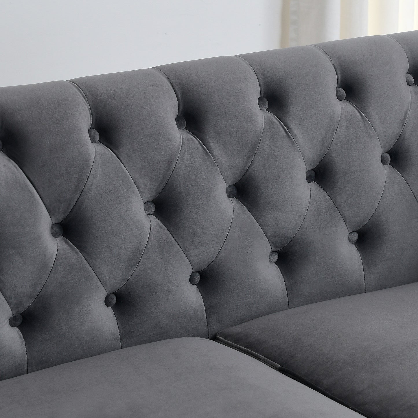 Divano moderno in velluto a 3 posti da 77'' con schienale capitonné, finiture con borchie e 2 cuscini