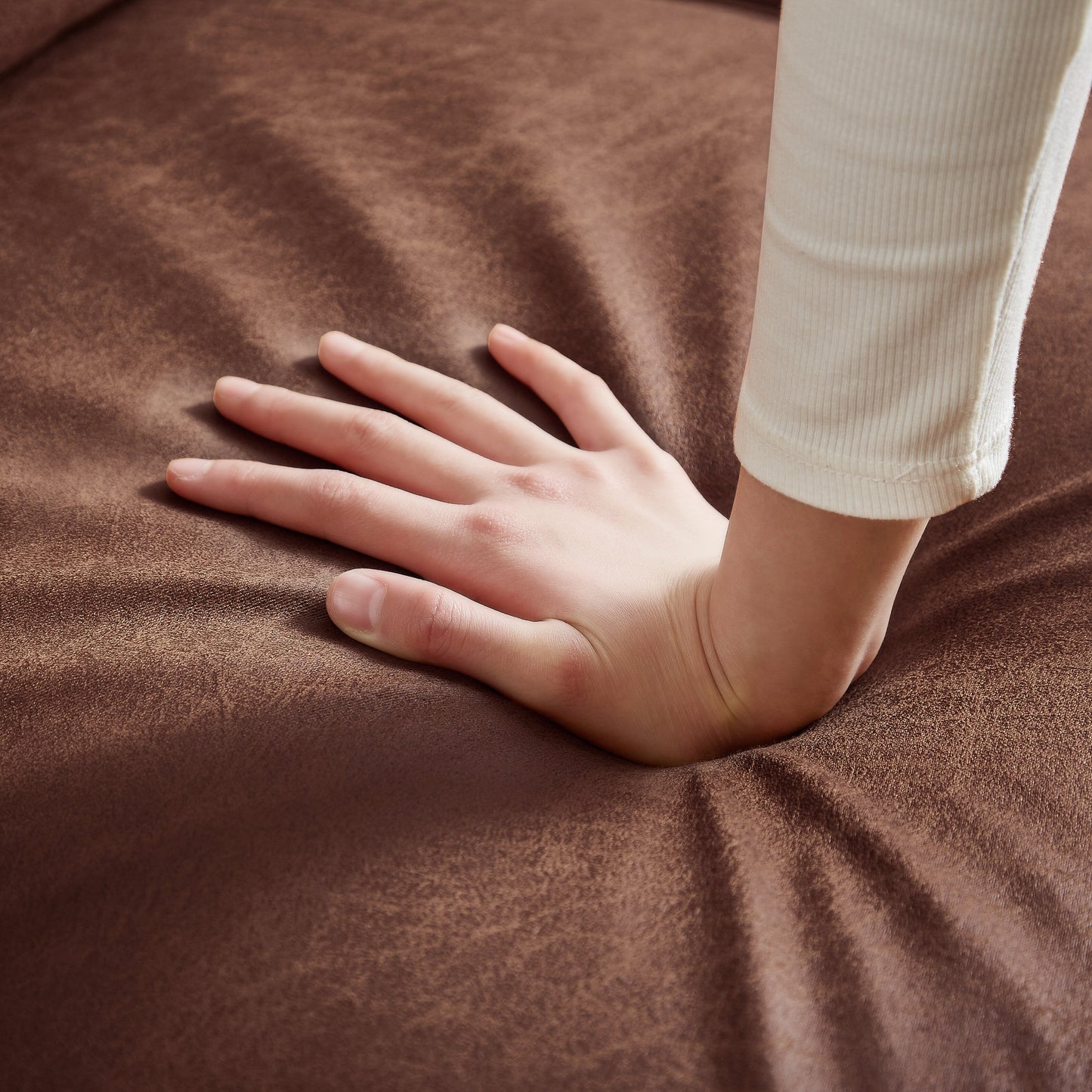 Divano a L in pelle scamosciata da 82,2'' con chaise longue destra, struttura in legno massello e dettagli in borchie in rame