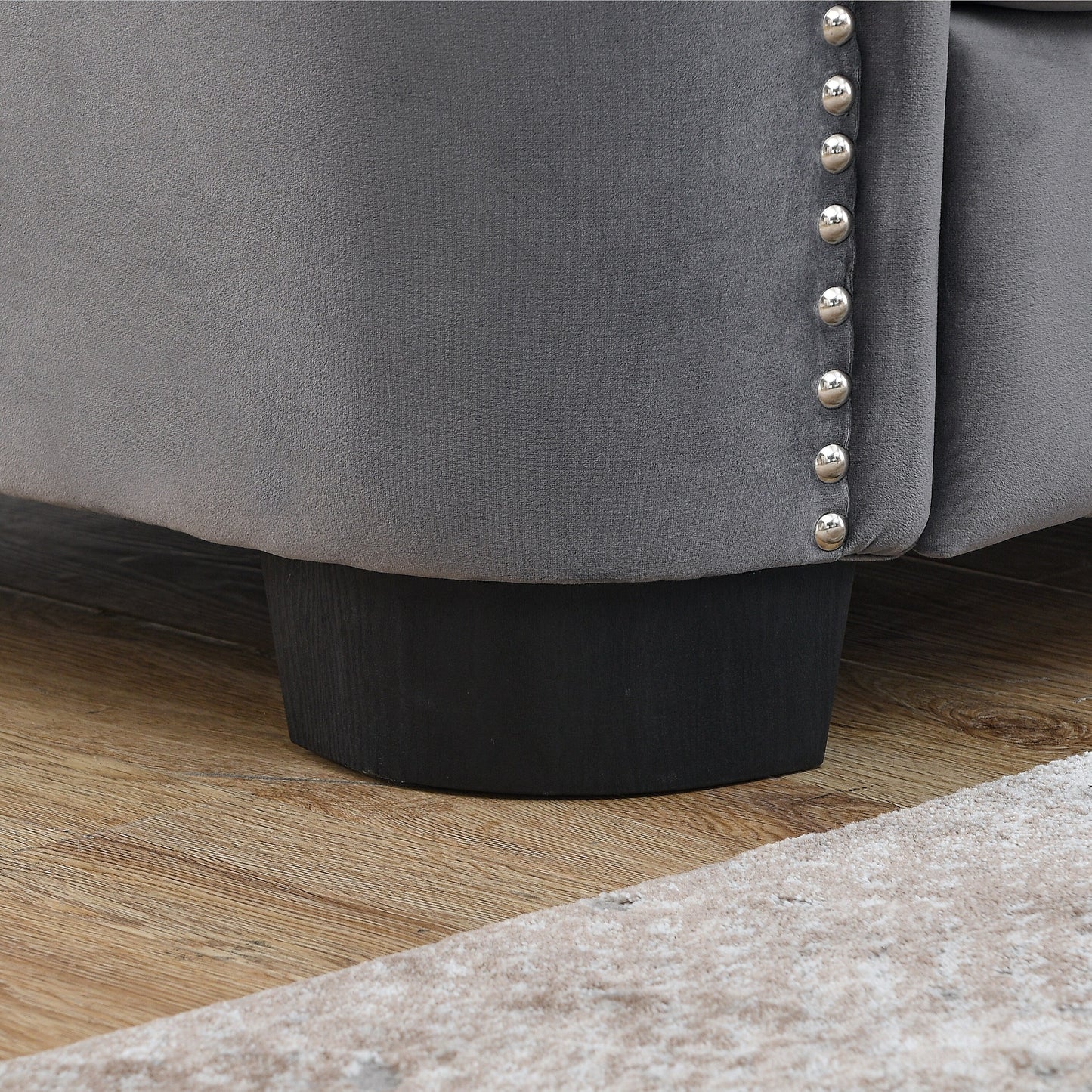 Divano Chesterfield a L in velluto da 82'' con cuscini rimovibili, 5 posti, finiture con borchie e struttura in legno massello