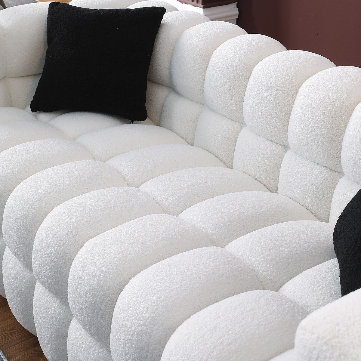 84.3 Lussuoso divano Boucle grande a 3 posti con rivestimento in marshmallow, 2 cuscini decorativi quadrati e bracciolo quadrato