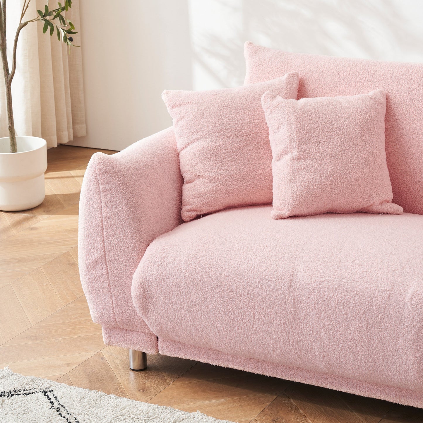 Divano rosa in pile di peluche da 86,6 pollici con quattro cuscini e piedini in metallo che può stare comodamente in una camera da letto di un appartamento