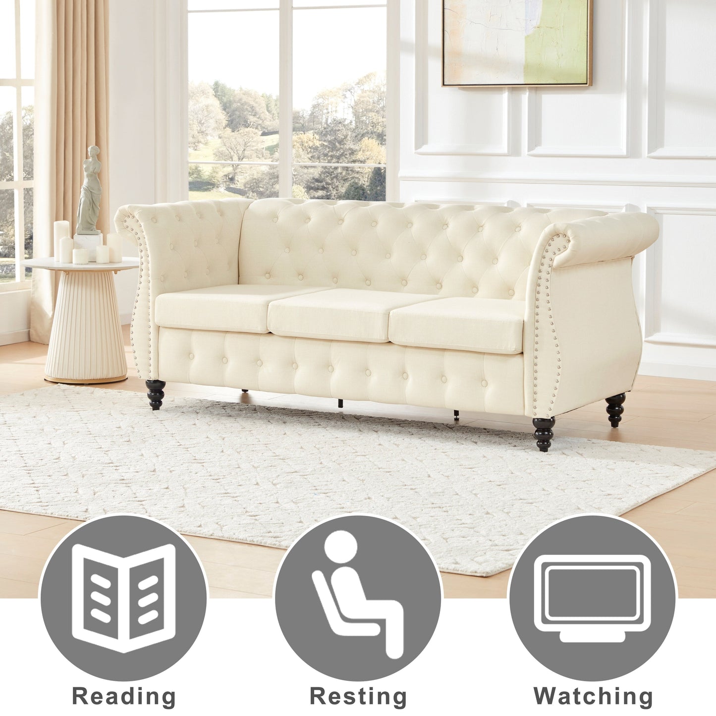 Divano a 3 posti in lino beige da 79'' con trapuntatura a bottoni, braccioli arrotolati, finiture con borchie e gambe in legno tornito
