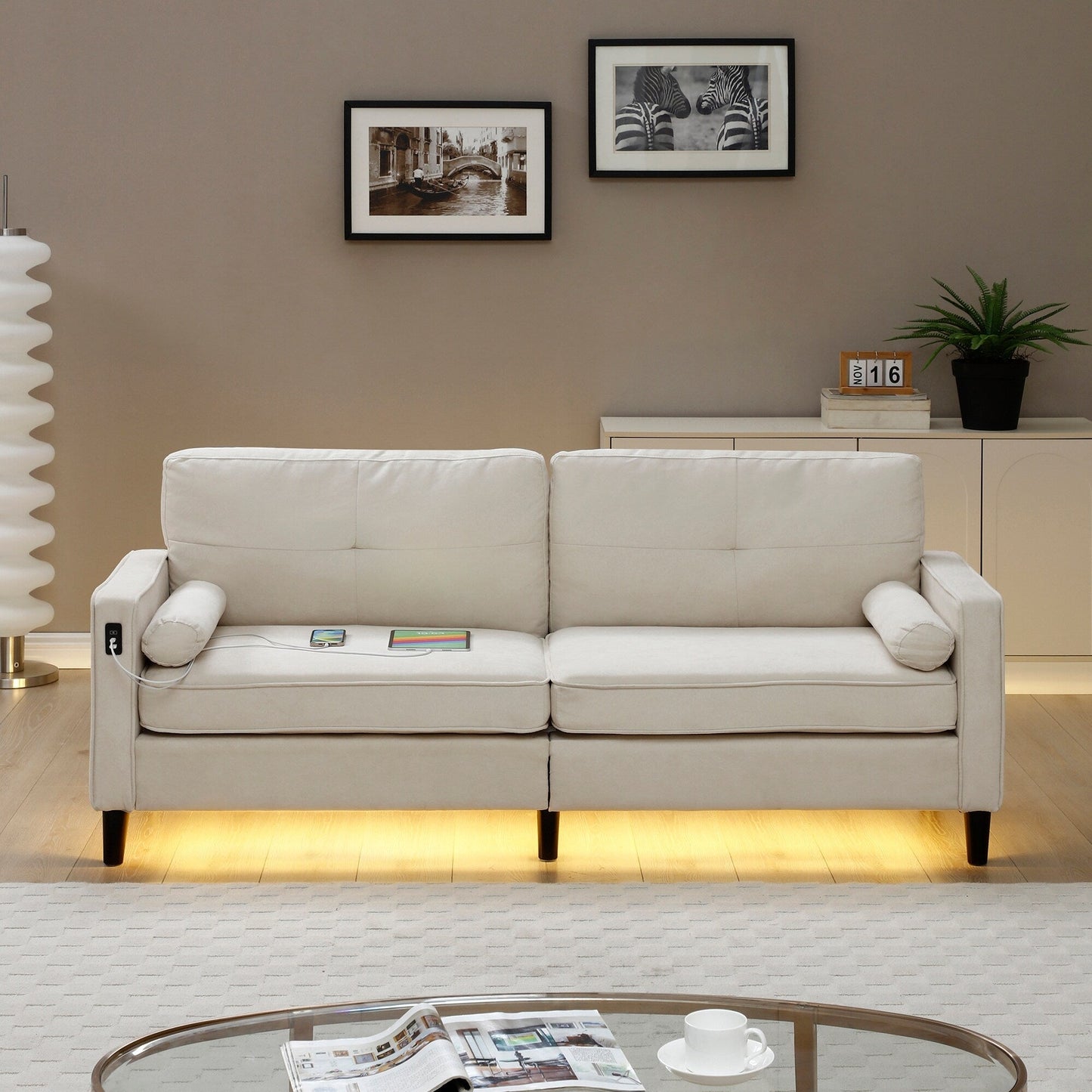 Divano a 3 posti in lino beige con luci a LED e porte USB