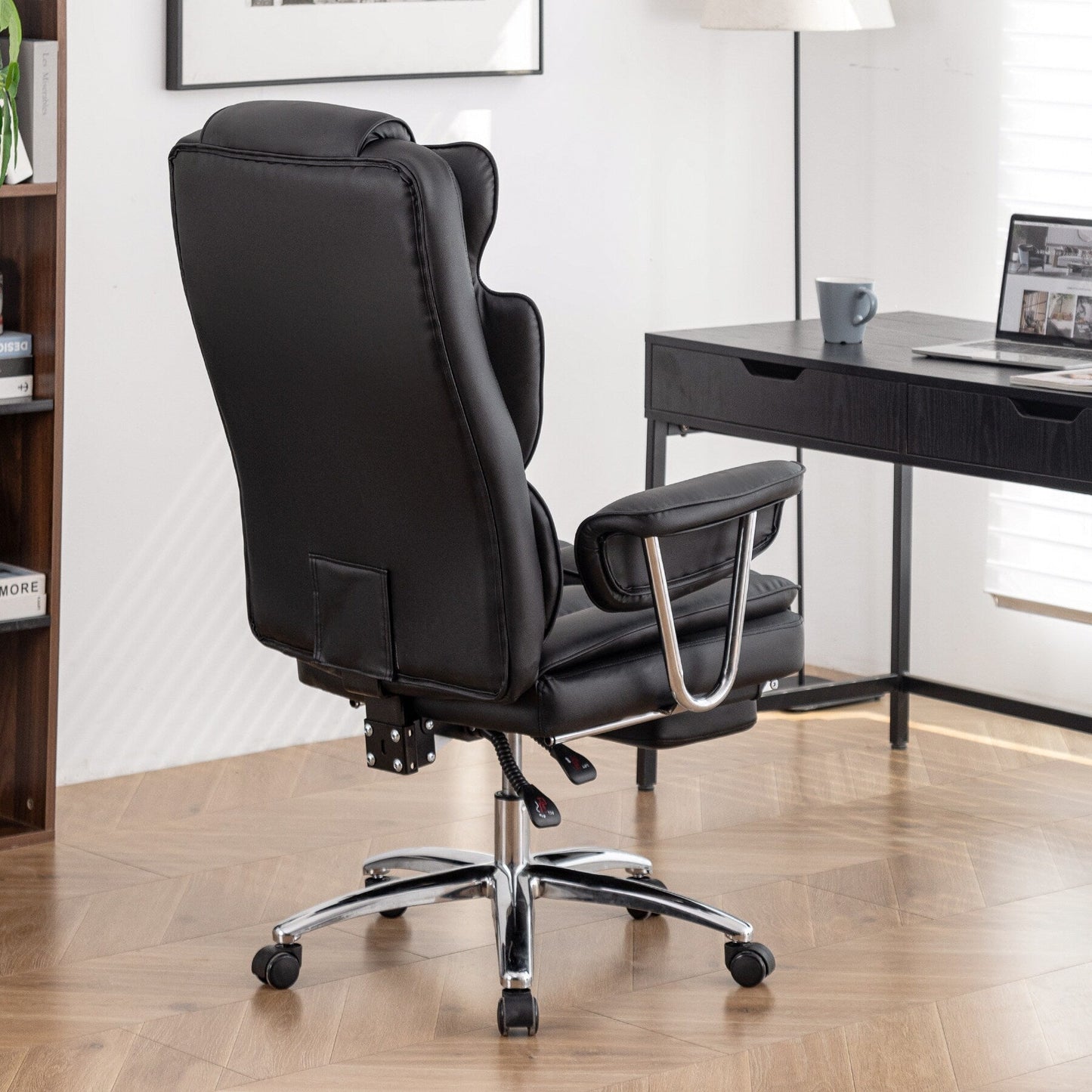 Poltrona reclinabile ergonomica da ufficio con schienale alto girevole a 360° in similpelle nera, supporto lombare, poggiapiedi, altezza regolabile