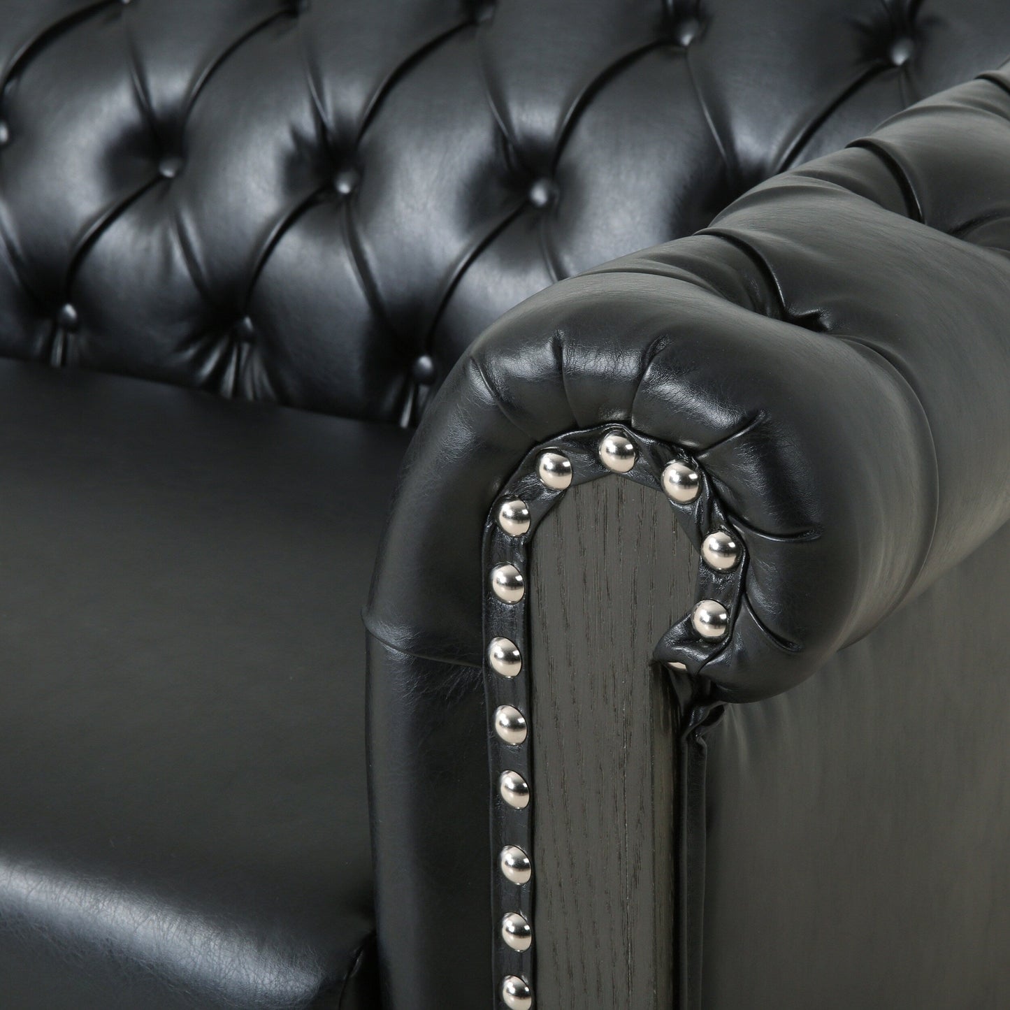 Divano Chesterfield 78.75 in similpelle nera a 3 posti con gambe in legno e borchie per soggiorno
