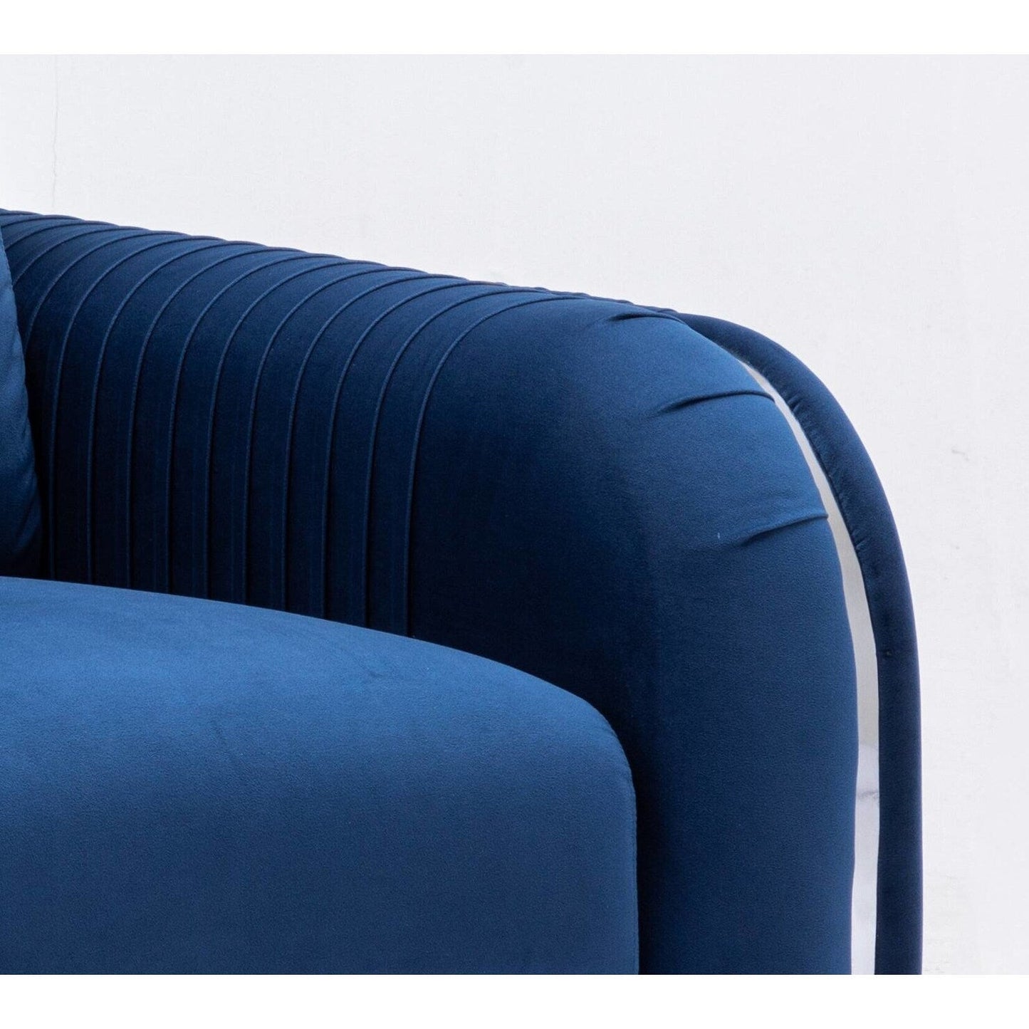 Divano a due posti in velluto blu 59 con braccioli plissettati verticali e gambe con finiture cromate lucide per soggiorni