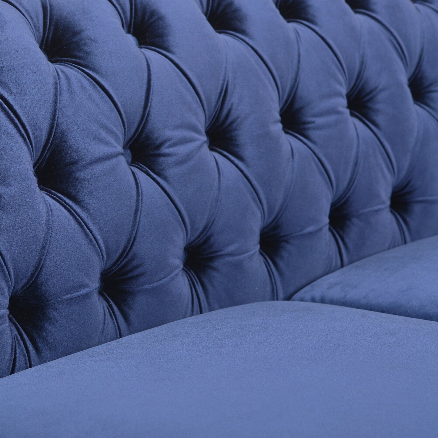 Divano Chesterfield blu 84.75 imbottito con bottoni, 3 posti, borchie e gambe in legno