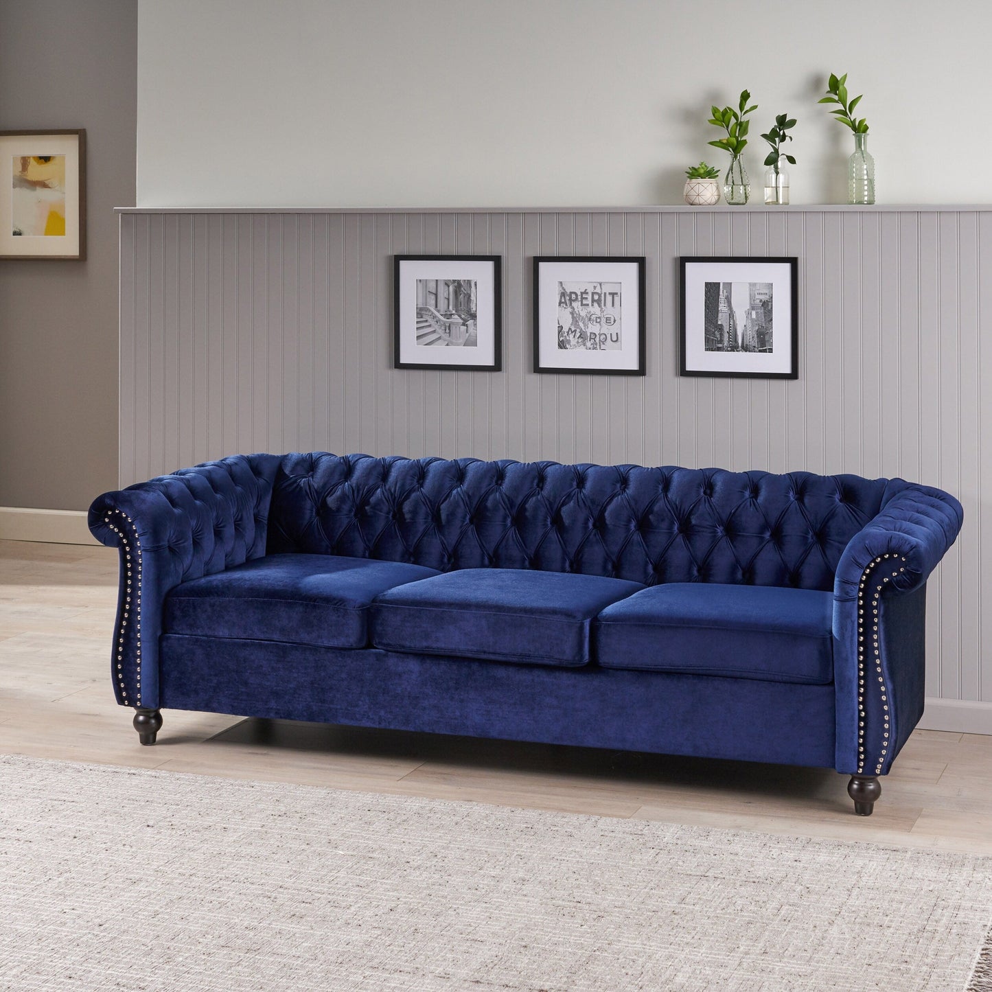 Divano Chesterfield blu 84.75 imbottito con bottoni, 3 posti, borchie e gambe in legno