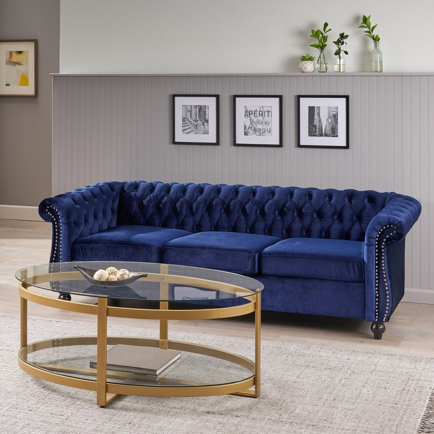 Divano Chesterfield blu 84.75 imbottito con bottoni, 3 posti, borchie e gambe in legno