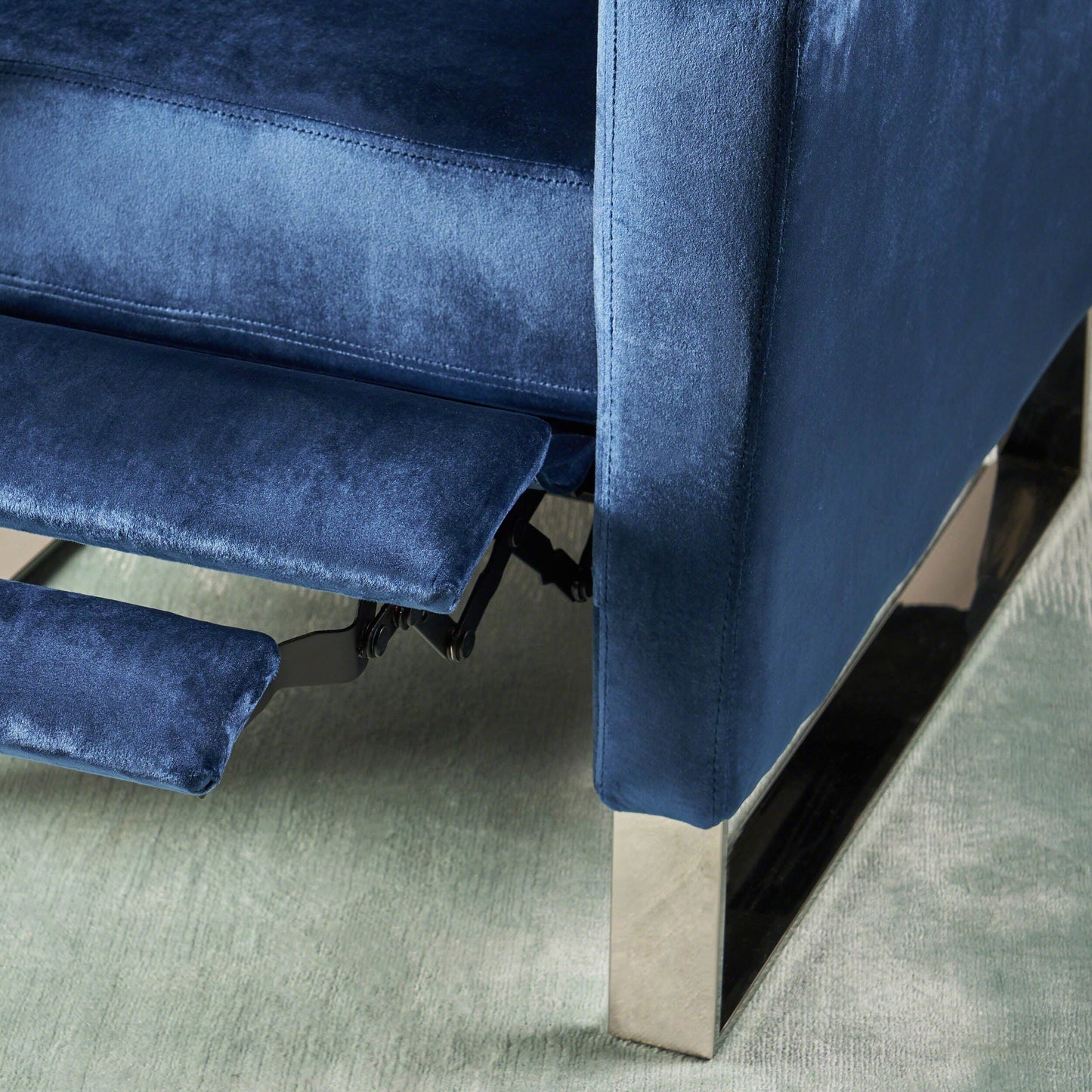 Poltrona reclinabile moderna in velluto blu con poggiapiedi e gambe in acciaio inossidabile