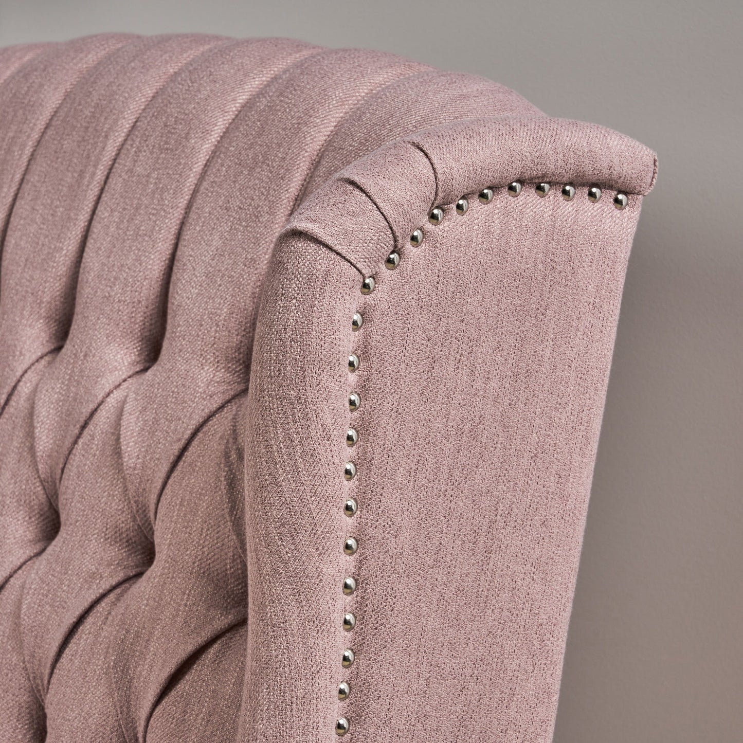 Poltrona reclinabile imbottita oversize Blush con schienale a ali e poggiapiedi, schienale con bottoni trapuntati e dettagli con borchie