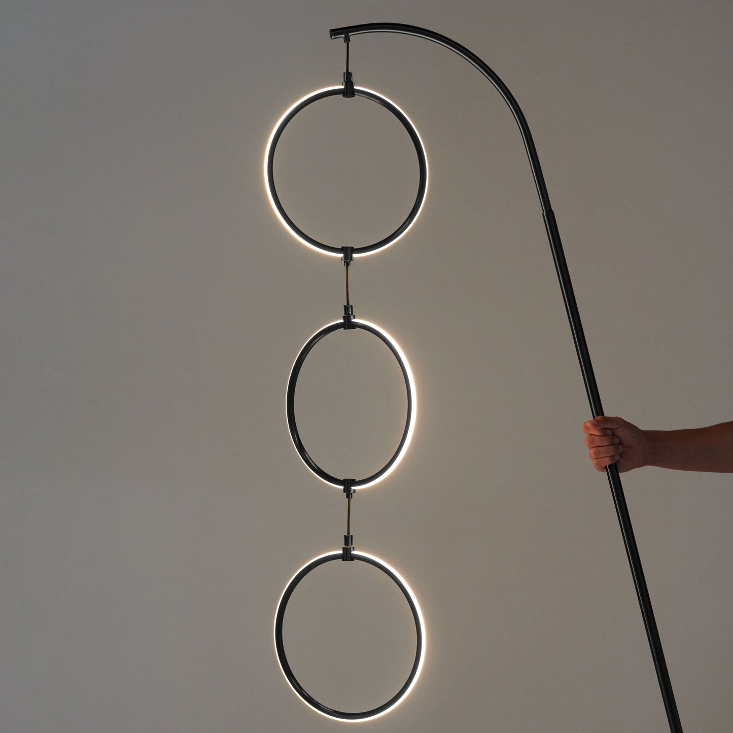 Lampada da terra super luminosa a LED Brightech Nova da 74 pollici con 3 anelli luminosi industriali e dimmer a 3 vie