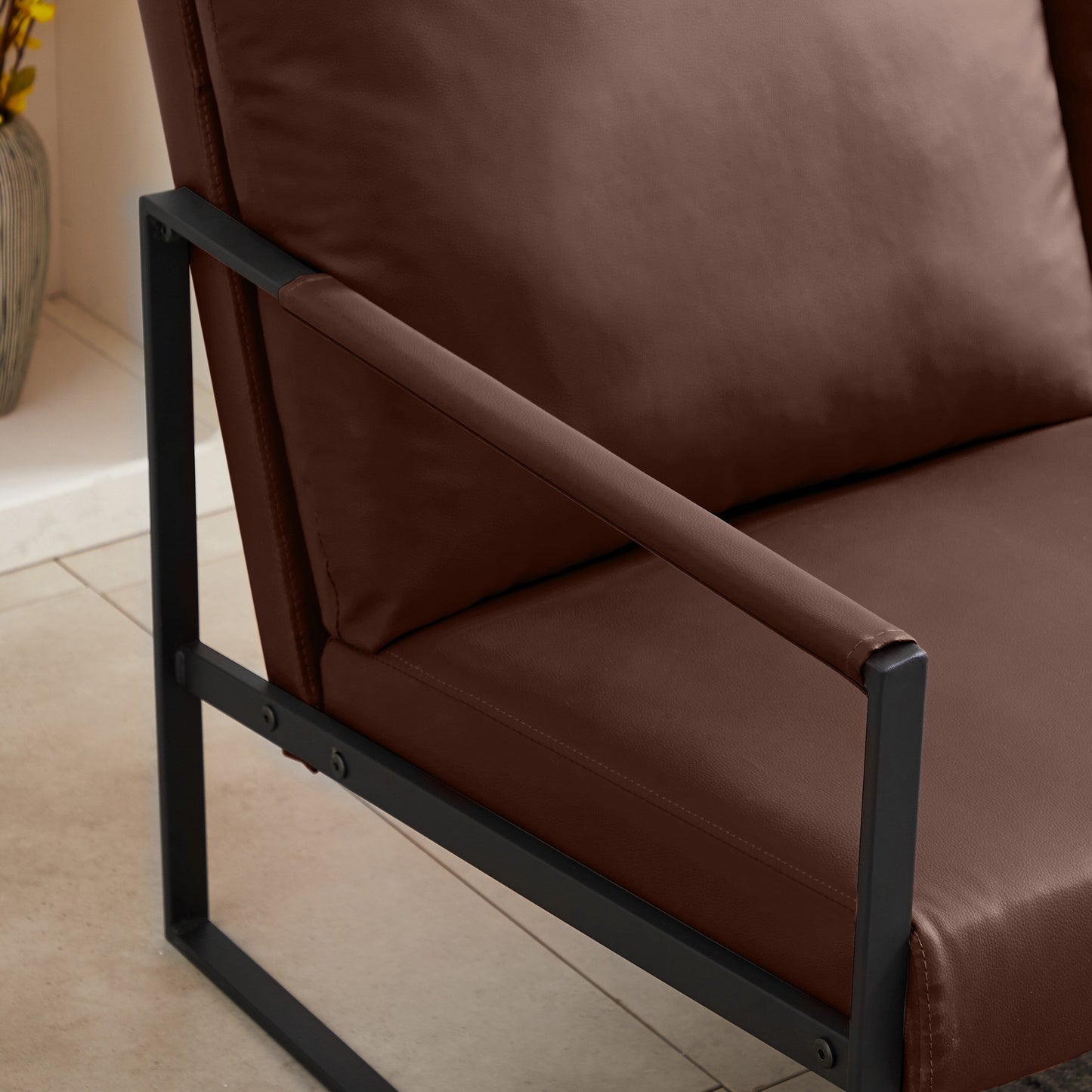 Divano a due posti in pelle PVC marrone 47.24 con schienale imbottito extra spesso e robusta struttura in metallo per soggiorno