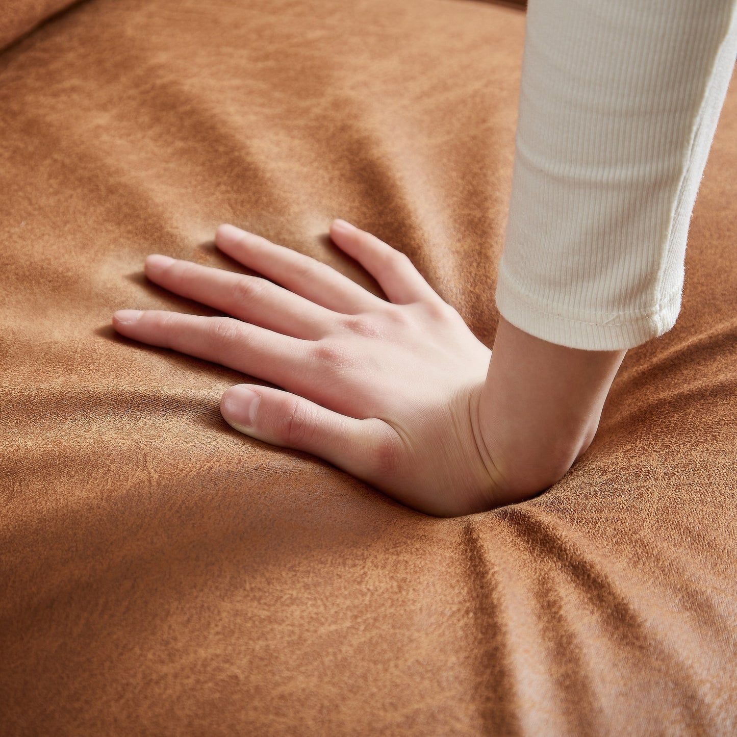 Divano a 3 posti a forma di L in pelle PU marrone da 82,2'' con chaise longue sinistra e borchie, dettagli in chiodi di rame, gambe in legno resistenti