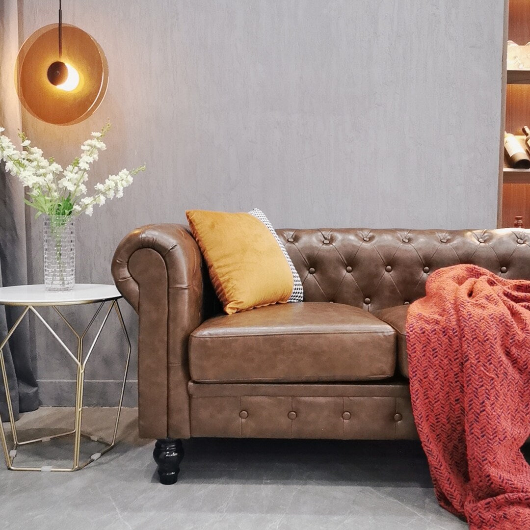 Divano Chesterfield a 3 posti con bottoni, divano in pelle per soggiorno, divano con braccioli arrotolati e 4 gambe a forma di zucca, marrone