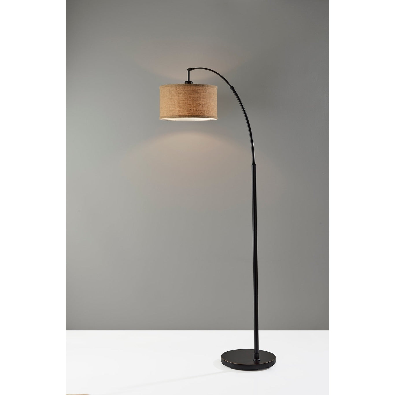 Lampada da terra ad arco in bronzo antico Ylserod di Carson Carrington