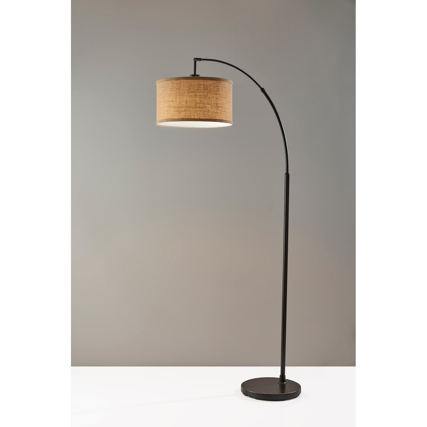 Lampada da terra ad arco in bronzo antico Ylserod di Carson Carrington