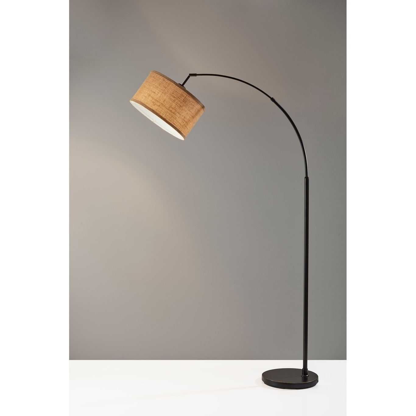 Lampada da terra ad arco in bronzo antico Ylserod di Carson Carrington