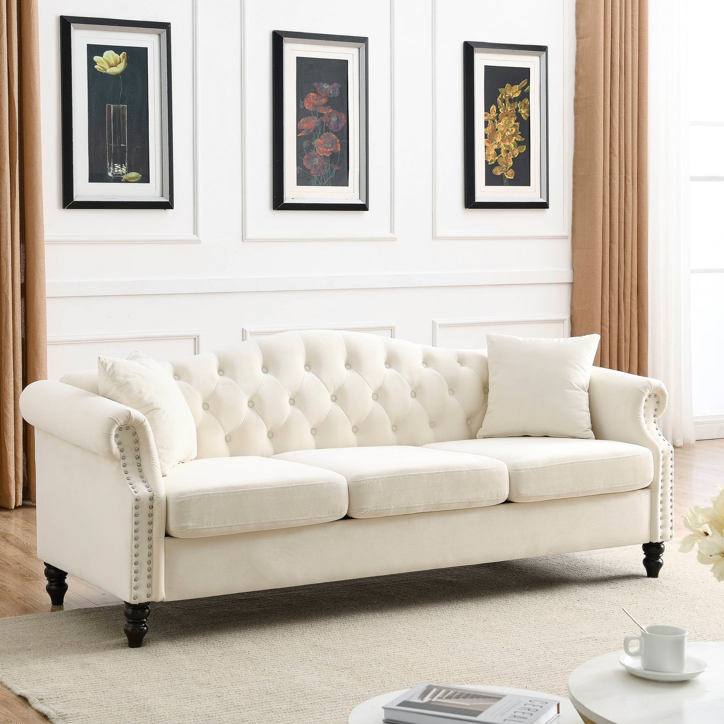 Divano Chesterfield imbottito a 3 posti con braccioli arrotolati e borchie