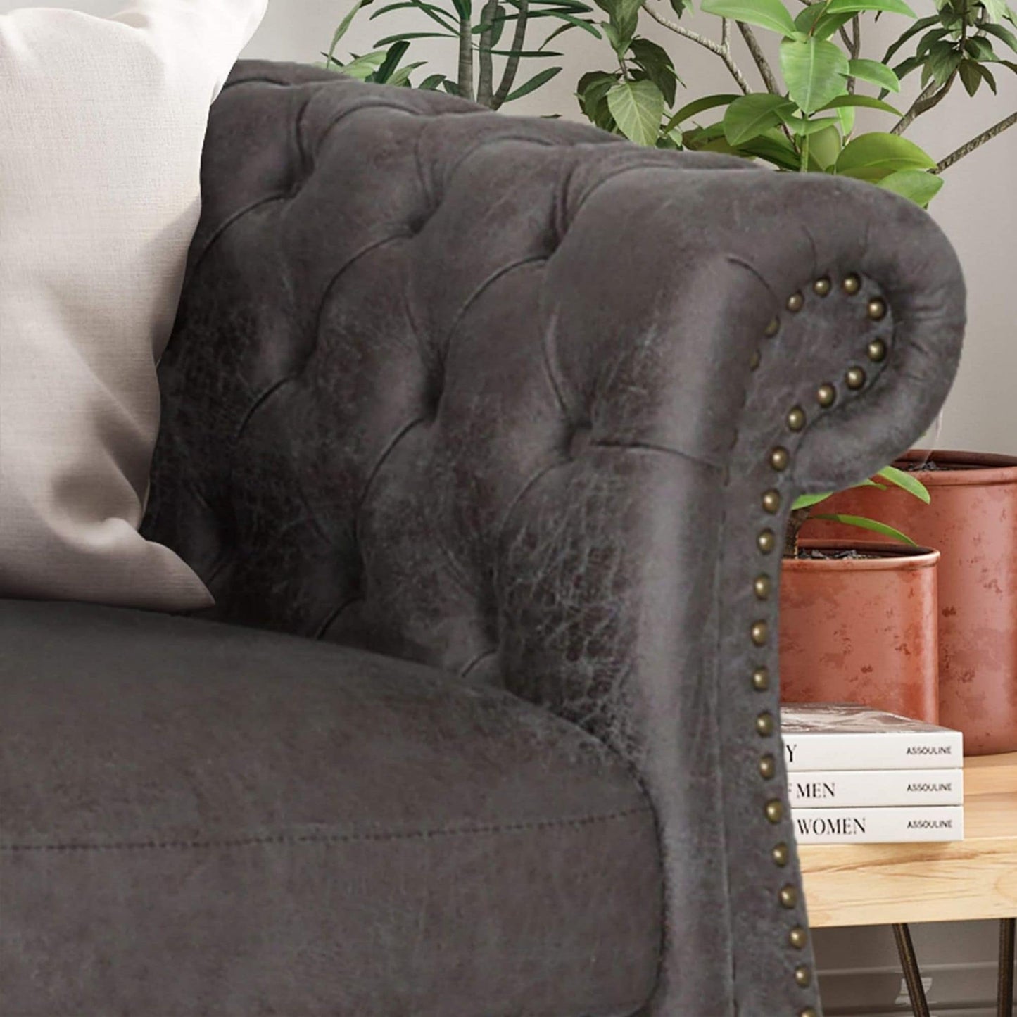Divano Chesterfield 84.75 imbottito a 3 posti con bottoni, borchie e gambe in legno per soggiorno
