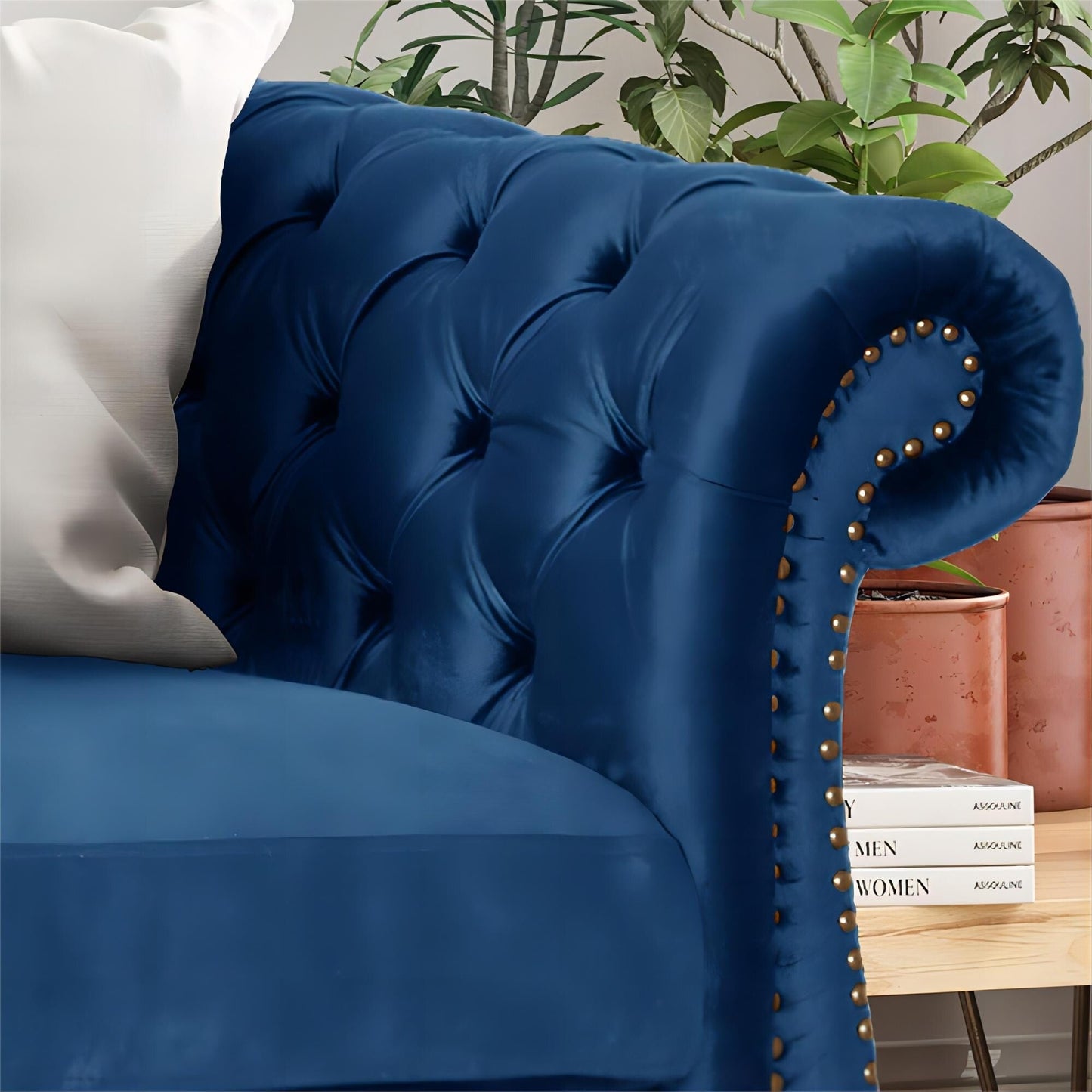 Divano Chesterfield 84.75 imbottito a 3 posti con bottoni, borchie e gambe in legno per soggiorno