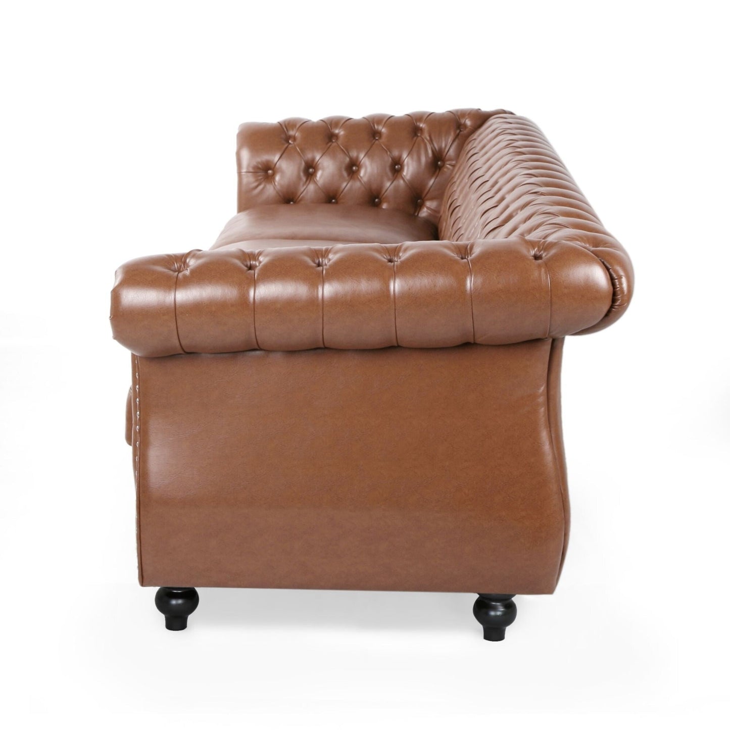 Divano Chesterfield 84.75 imbottito a 3 posti con bottoni, borchie e gambe in legno per soggiorno