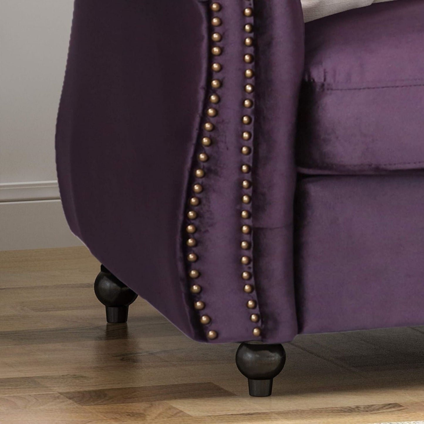 Divano Chesterfield 84.75 imbottito a 3 posti con bottoni, borchie e gambe in legno per soggiorno
