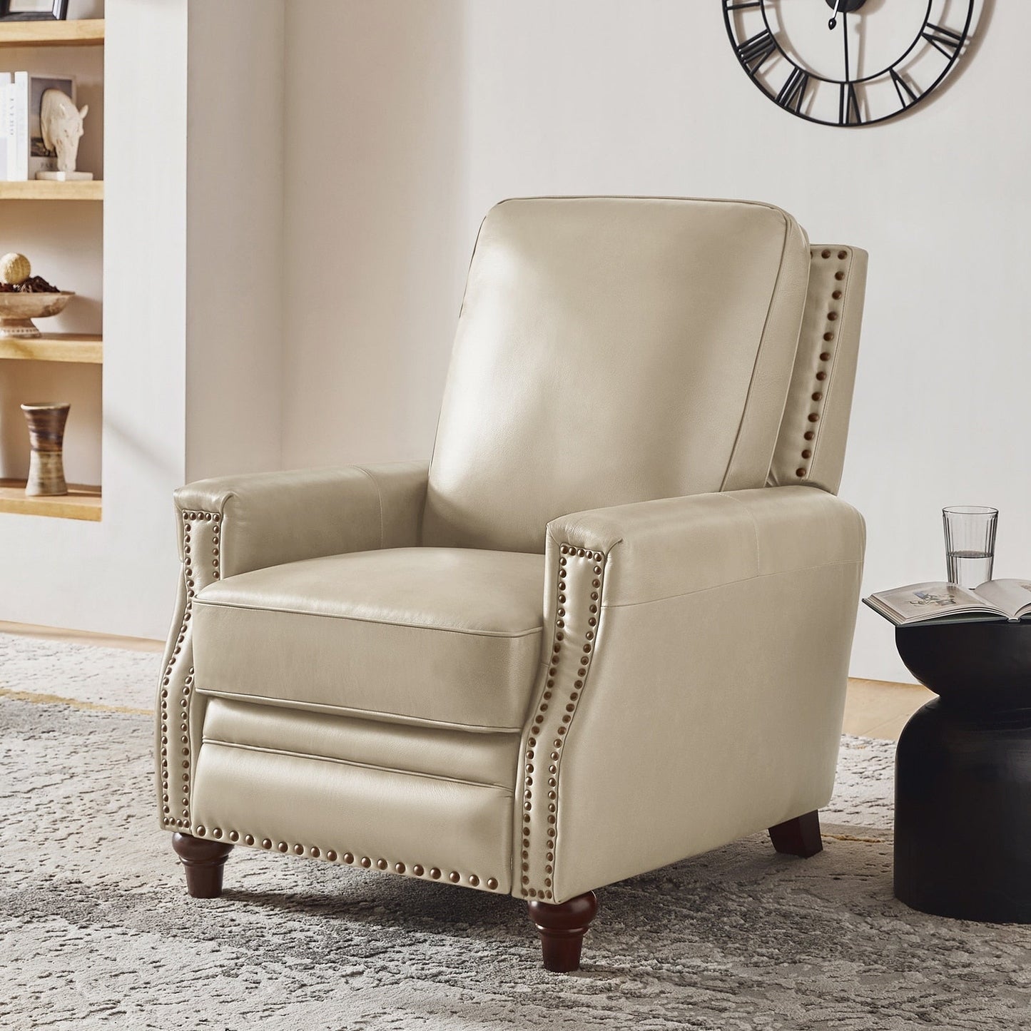 Poltrona reclinabile moderna in vera pelle con finiture a borchie in stile Cigar di HULALA HOME