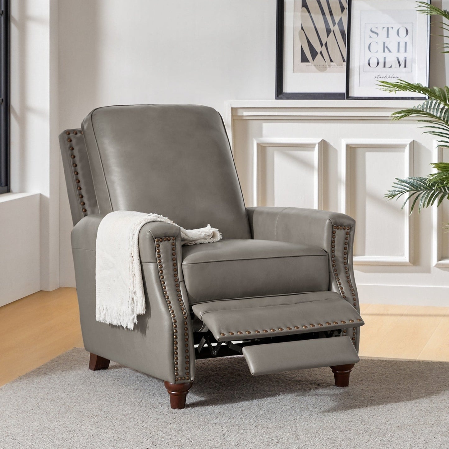 Poltrona reclinabile moderna in vera pelle con finiture a borchie in stile Cigar di HULALA HOME