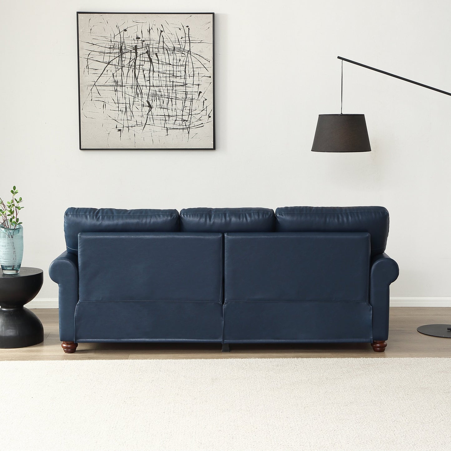 Divano classico con braccioli rotondi e chiodini argentati in similpelle blu navy per soggiorno