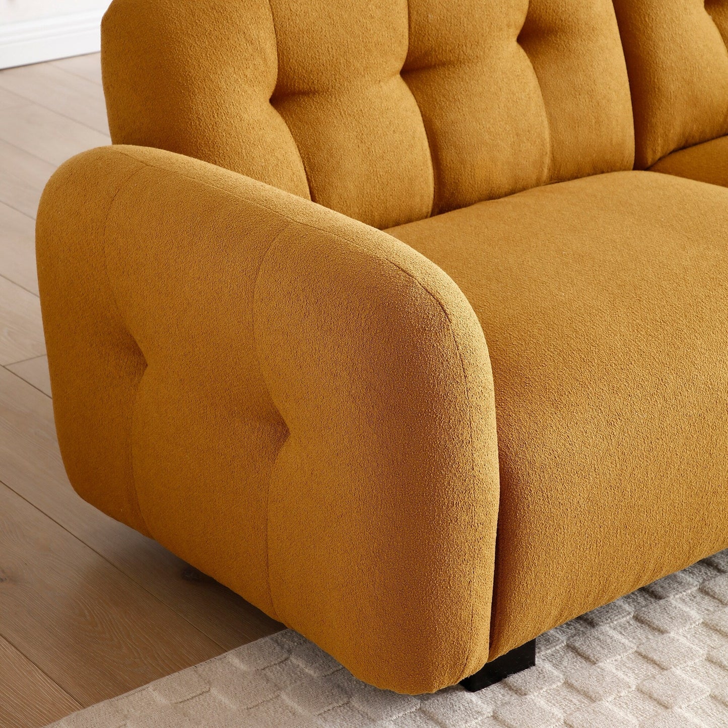 Divano Cognac Modern 81.48 Teddy a 3 posti con seduta profonda, gambe in legno e rivestimento per soggiorno