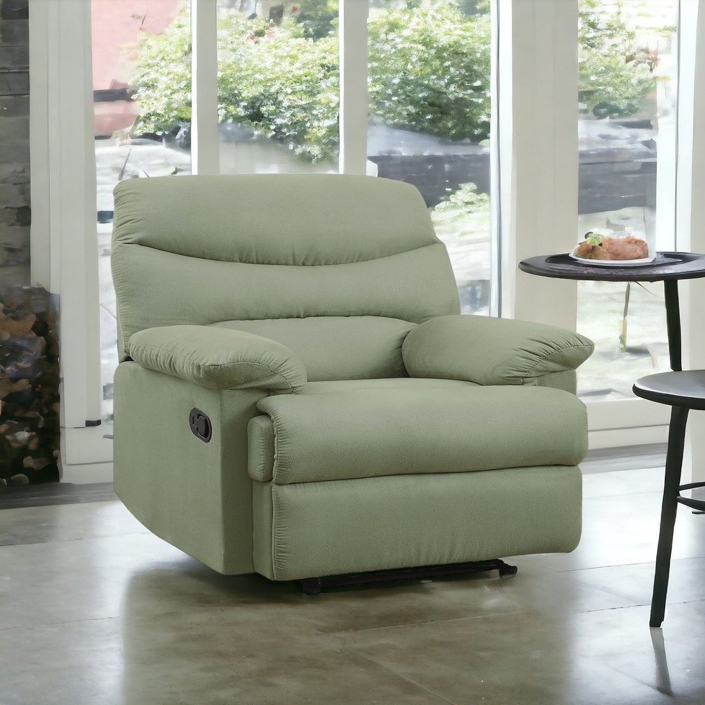 Comoda poltrona reclinabile in microfibra per momenti di relax
