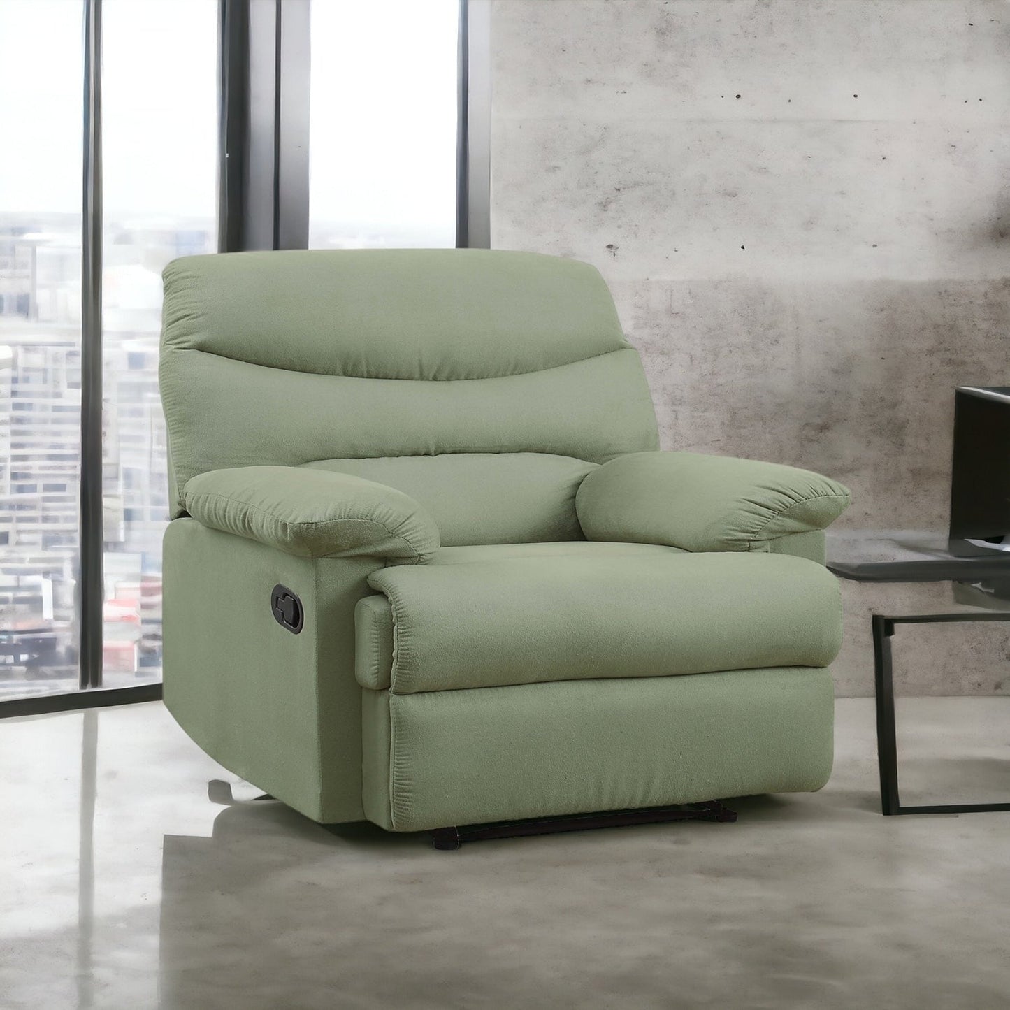 Comoda poltrona reclinabile in microfibra per momenti di relax
