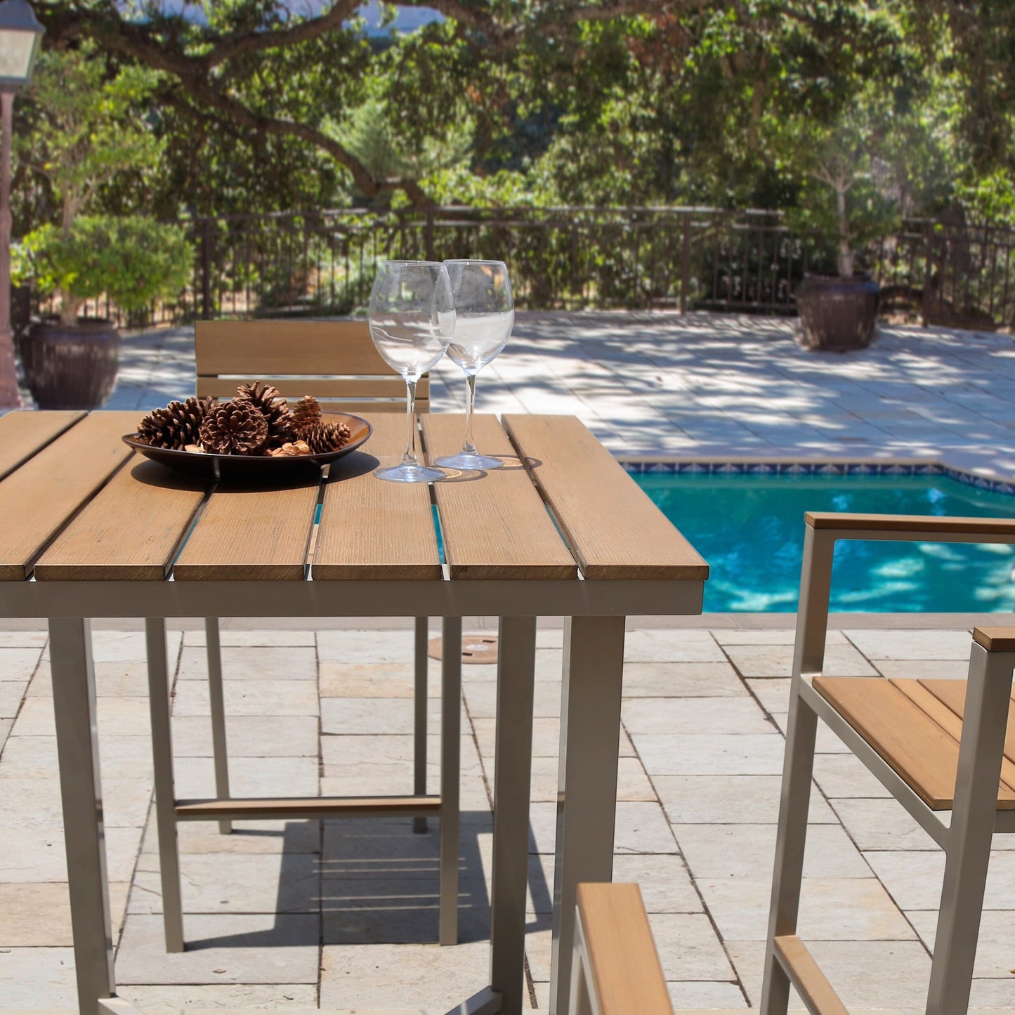 Set da bar per esterni Corvus Jasmine da 5 pezzi con cuscini Sunbrella