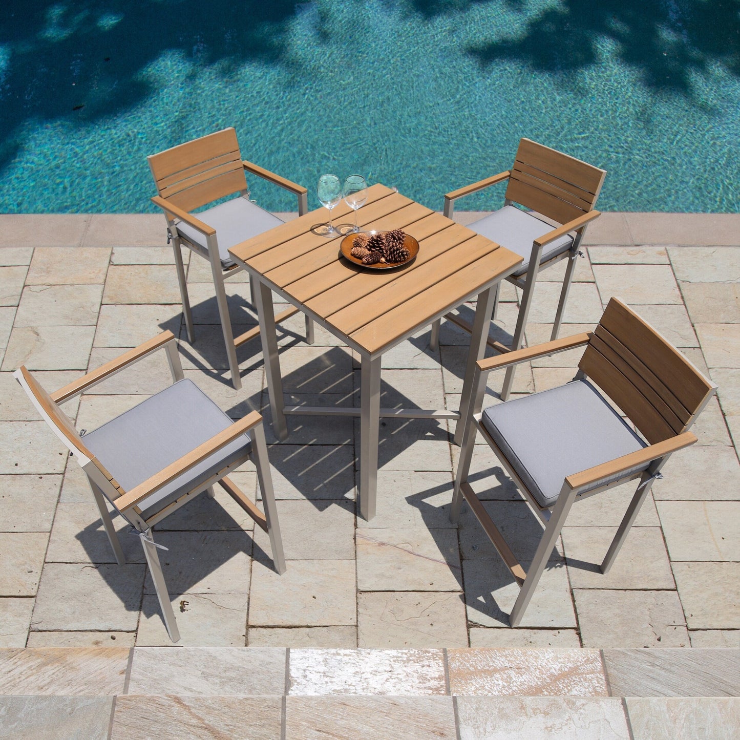 Set da bar per esterni Corvus Jasmine da 5 pezzi con cuscini Sunbrella