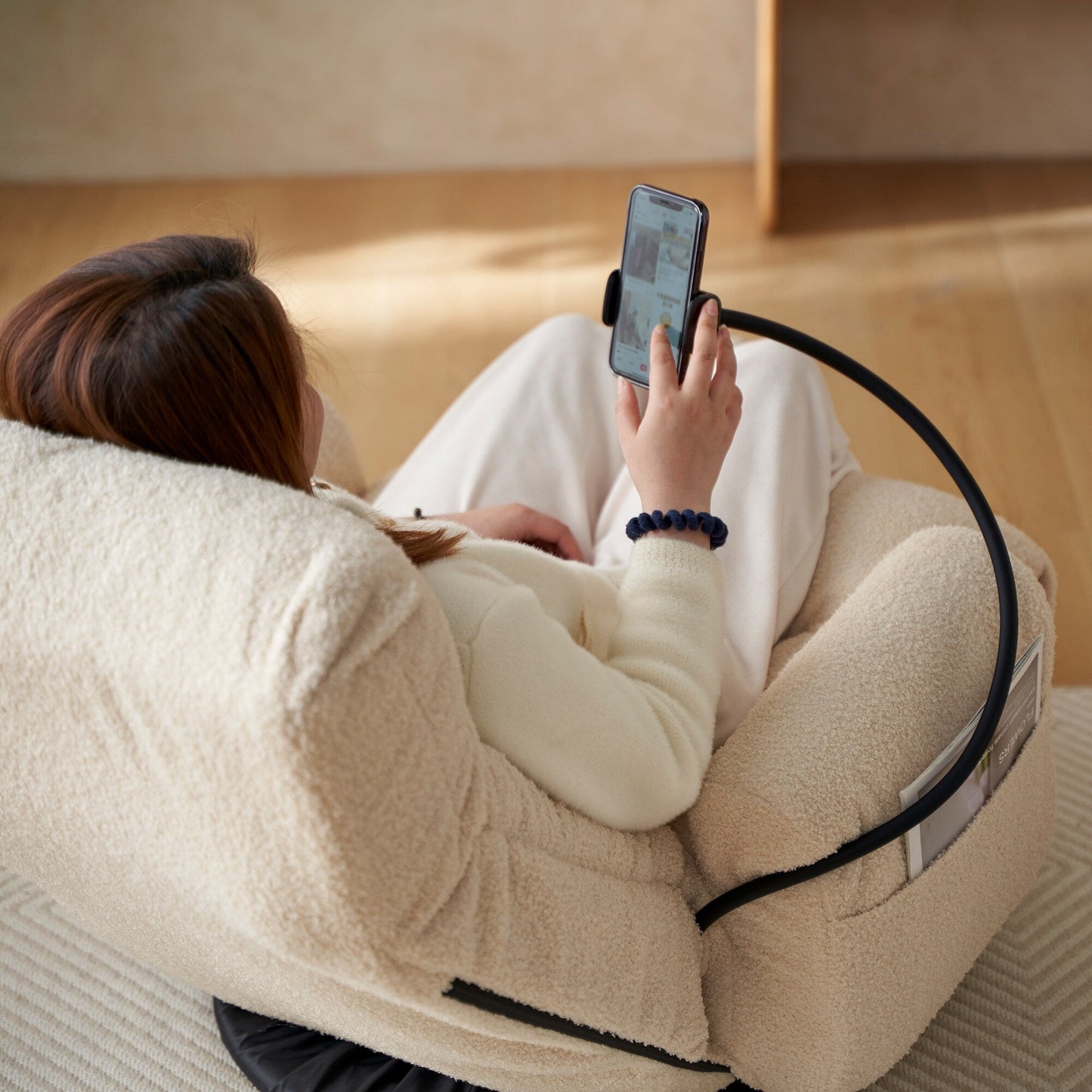 Poltrona reclinabile manuale imbottita girevole a 360° con supporto per cellulare, poggiatesta e schienale regolabili