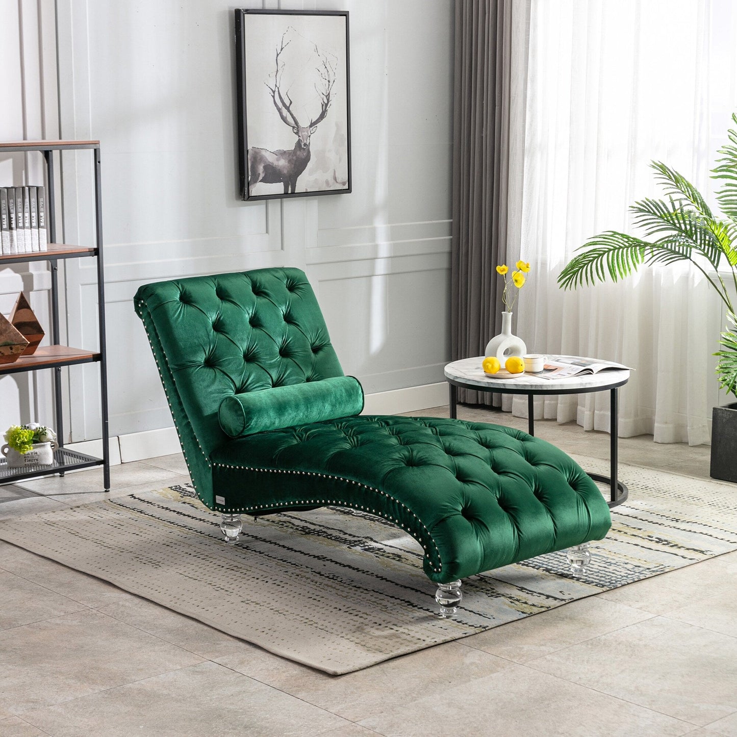 Poltrona reclinabile ergonomica a forma di S con cuscino, finiture con borchie e gambe in acrilico per uso interno.