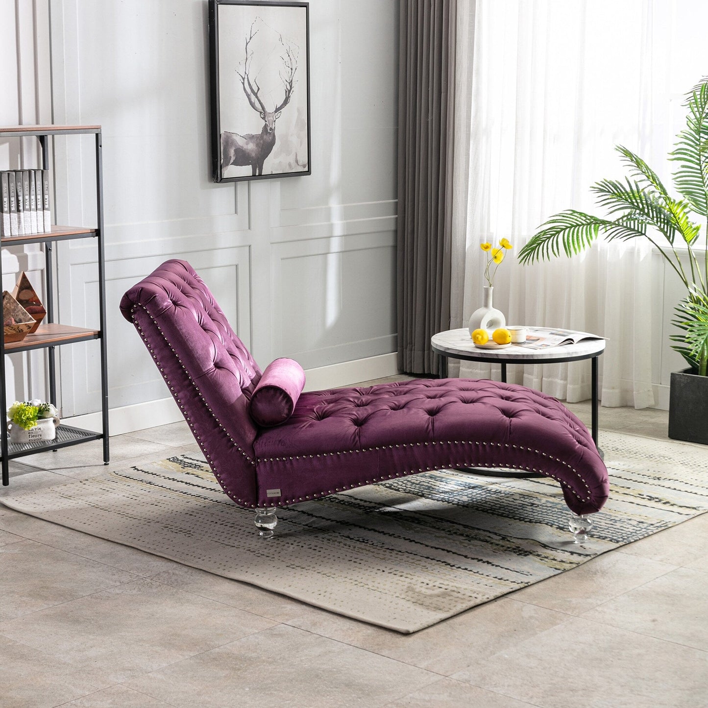 Poltrona reclinabile ergonomica a forma di S con cuscino, finiture con borchie e gambe in acrilico per uso interno.