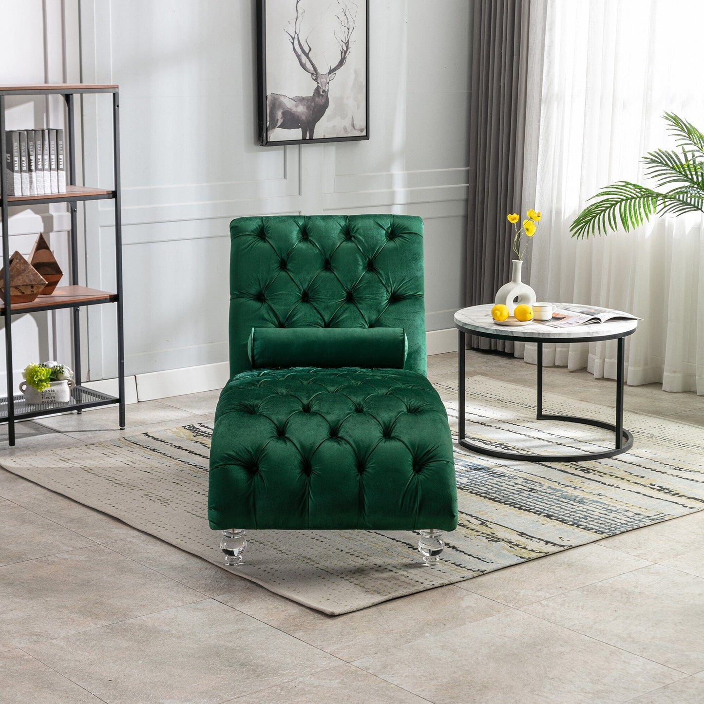 Poltrona reclinabile ergonomica a forma di S con cuscino, finiture con borchie e gambe in acrilico per uso interno.