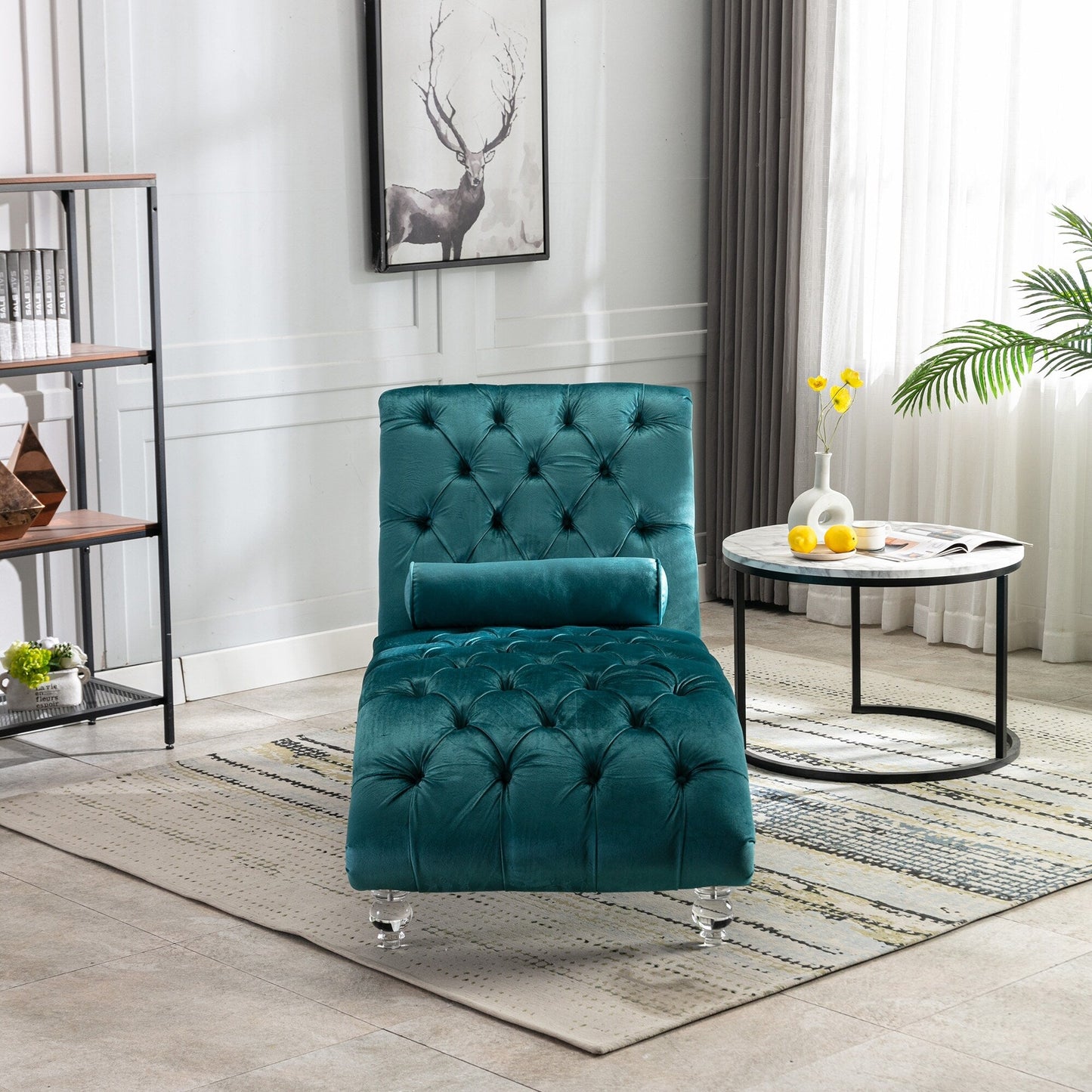 Poltrona reclinabile ergonomica a forma di S con cuscino, finiture con borchie e gambe in acrilico per uso interno.