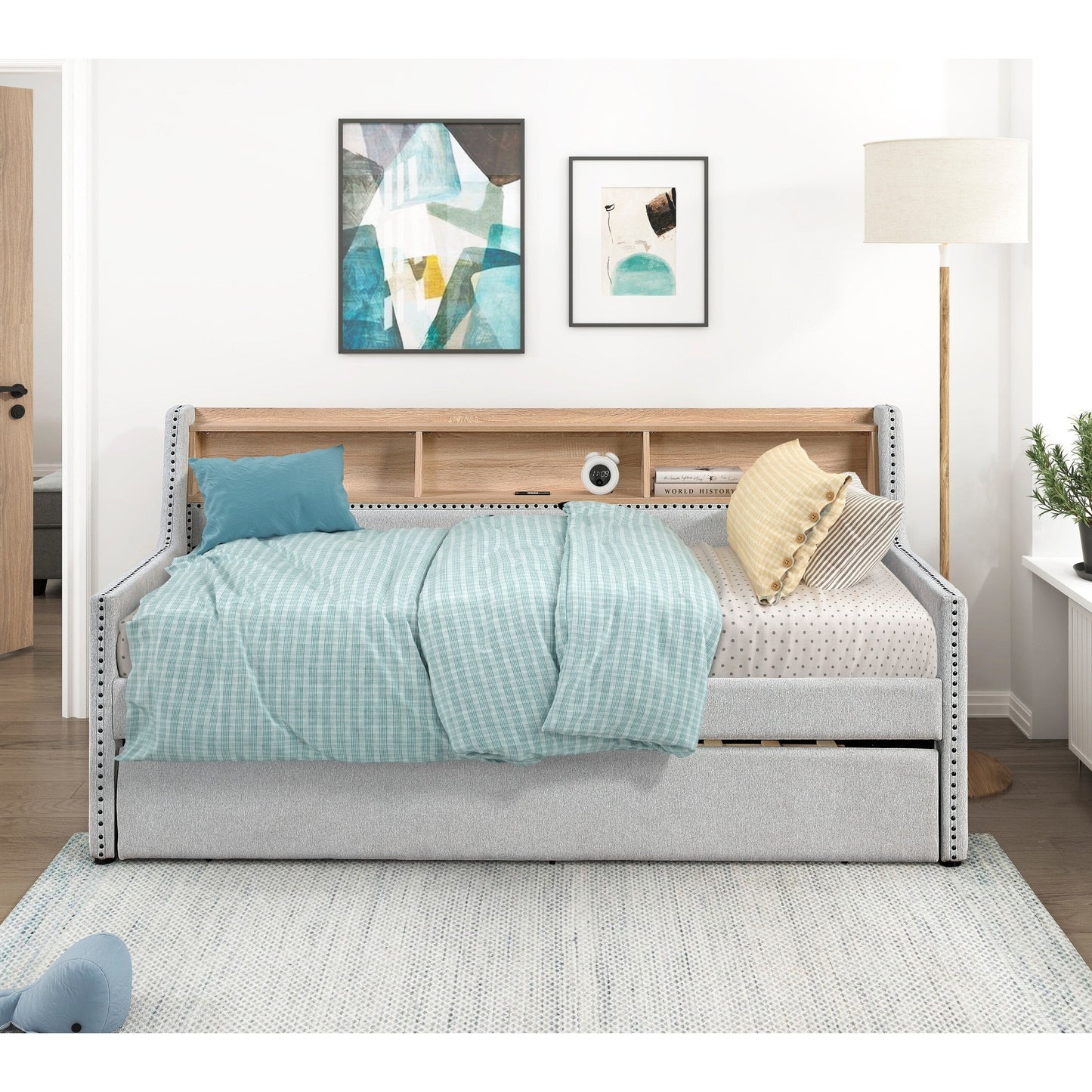 Divano letto grigio chiaro con libreria estraibile, pannello laterale, porte di ricarica, finiture con borchie, mobili dal design moderno