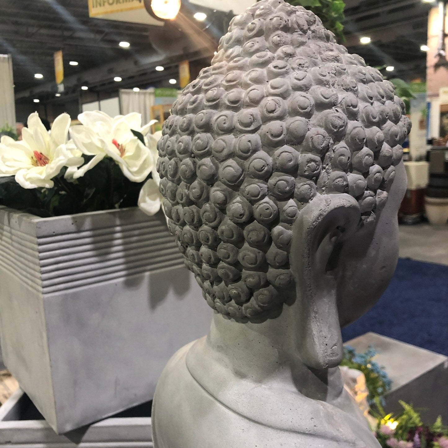 Statua del Buddha in meditazione in cemento leggero da 25,6 pollici