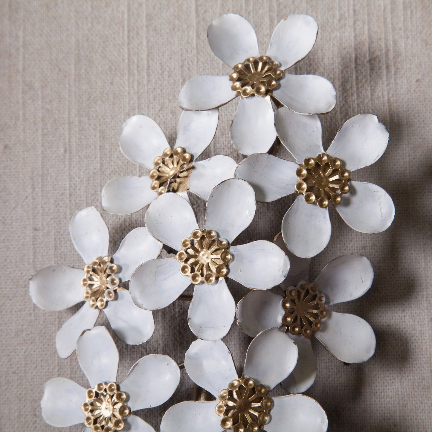 Decorazione da parete con bouquet di fiori in metallo bianco e oro e cornice in legno (set da 2)
