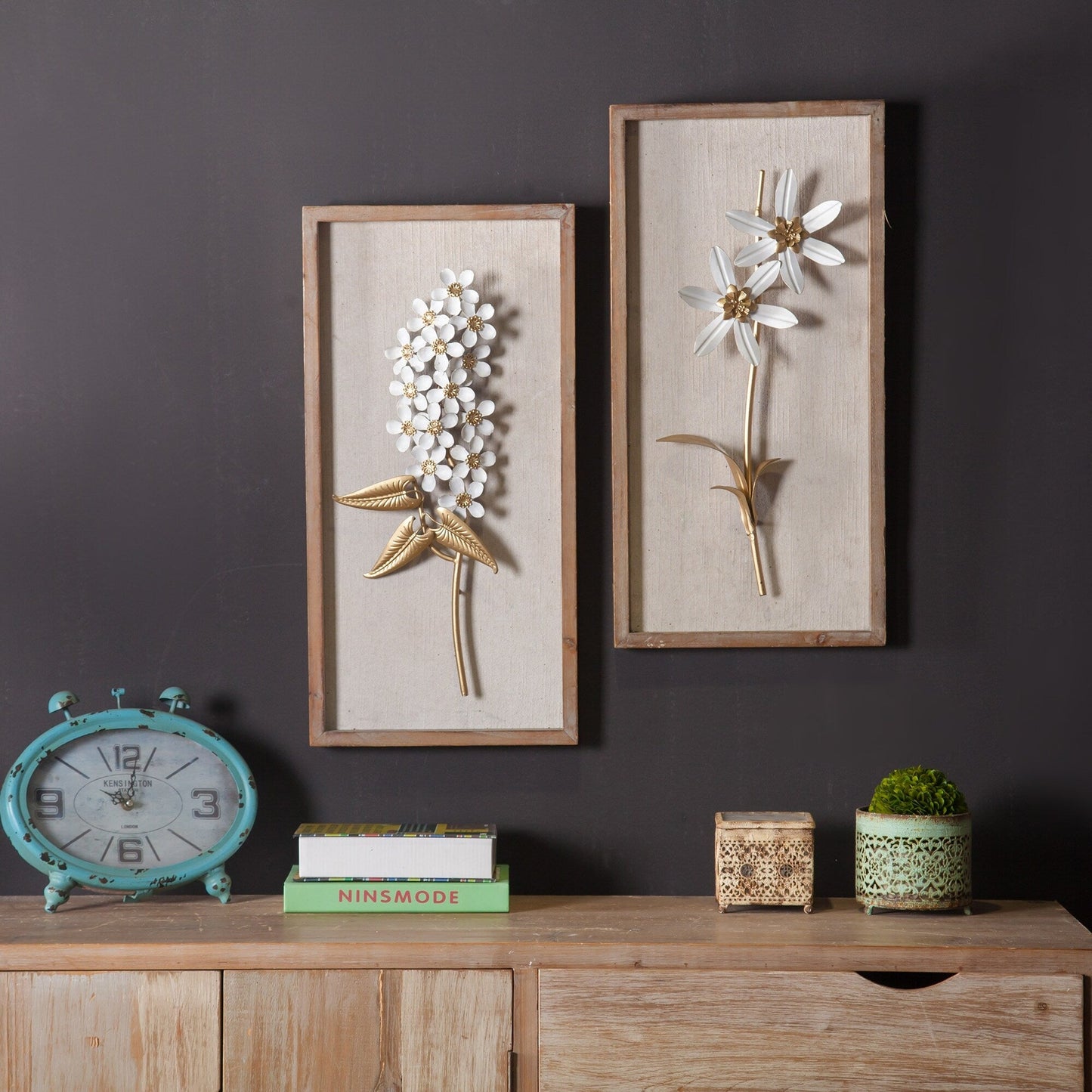 Decorazione da parete con bouquet di fiori in metallo bianco e oro e cornice in legno (set da 2)