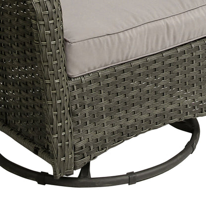 Set di 3 sedie a dondolo girevoli imbottite in rattan per patio con tavolino laterale