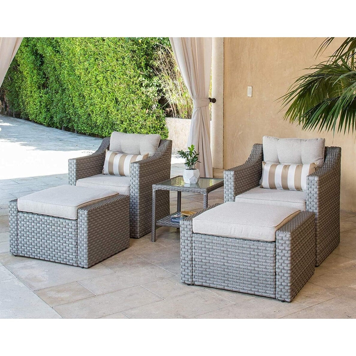 Set da conversazione con poltrona in vimini per patio da esterno da 4/5 pezzi, tavolino e cuscini